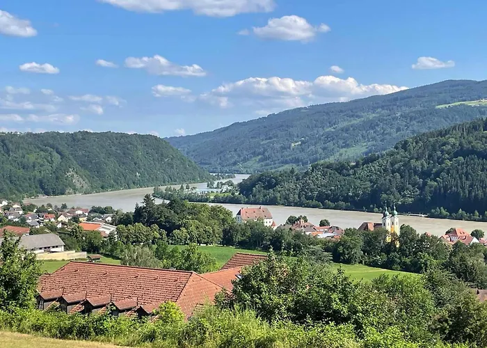 Hofmann Mit Balkon Und Donaublick アパート